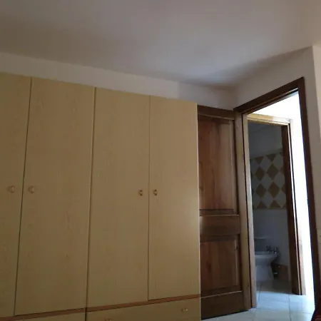 Pochi Passi Dal Mare. Piano Terra E Veranda Sul Giardino