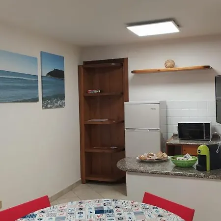 Pochi Passi Dal Mare. Piano Terra E Veranda Sul Giardino